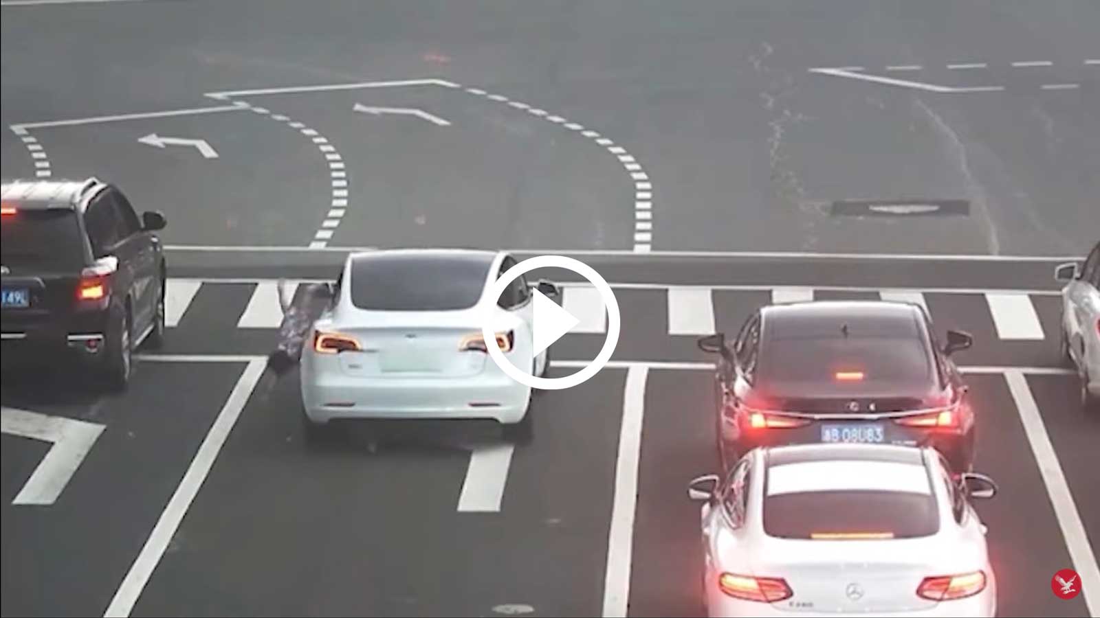 Παιδάκι πηδάει από το παράθυρο αυτοκινήτου στο φανάρι [video] 